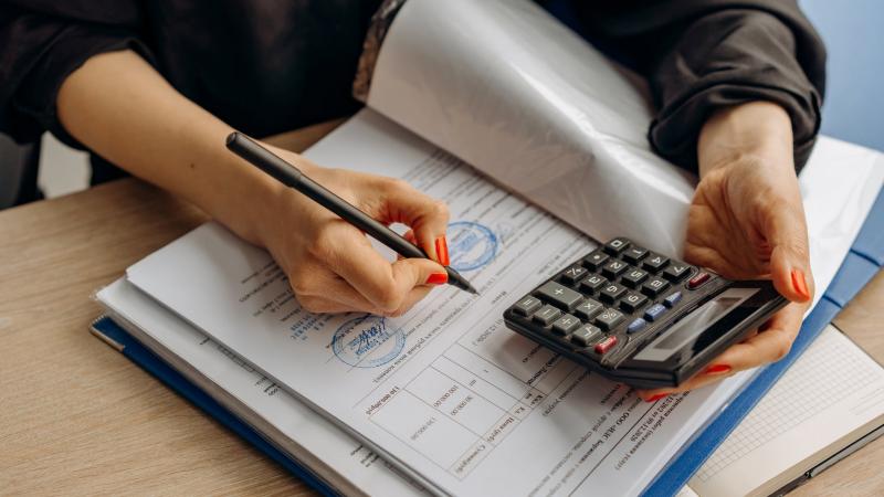 Как действовать продавцу при возврате аванса (счёт-фактура, книга покупок)?