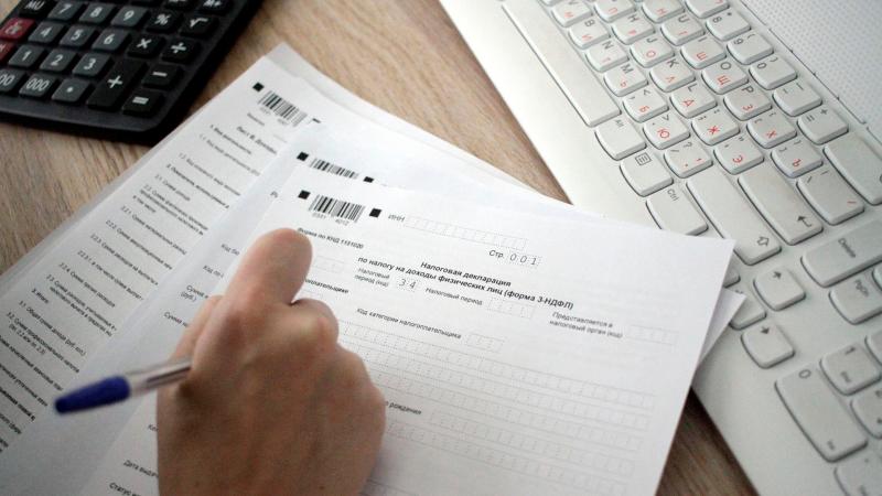 Как облагать НДФЛ стоимость подарков контрагентам – физлицам?