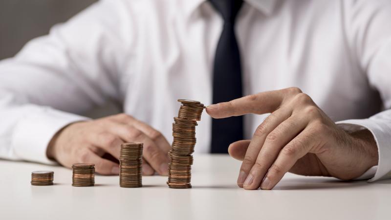 Выплачивать ли женщине выходное пособие при увольнении, если она 3 года была декрете?